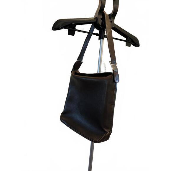 Classic Ferragamo Leather Shoulder Bag - Timeless Elegance in Brown - Picture 1 of 6